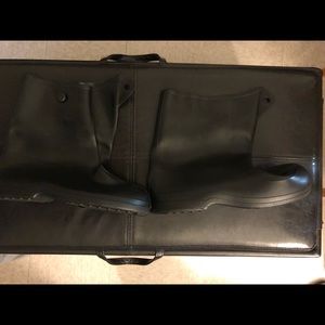 Weather-tuff stretch rubber overshoes